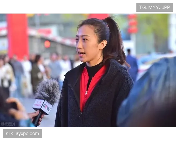 丁霞这生活,训练完路边炸串都敢点,和场上女神差得太远了吧? 丁霞这生活,训练完路边炸串都敢点,和场上女神差得太远了吧?