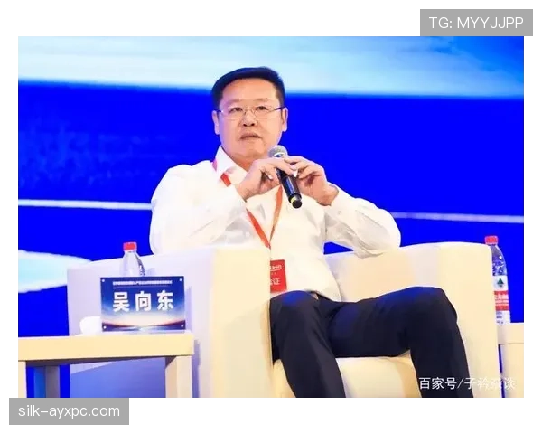 吴向东平时低调训练场上秒变土豪，穿着秒杀隔壁富豪圈了！