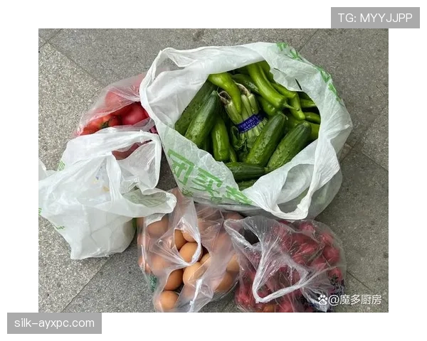 贝林厄姆开着豪车去菜市场，排队买菜那张普通人脸真是看傻我了